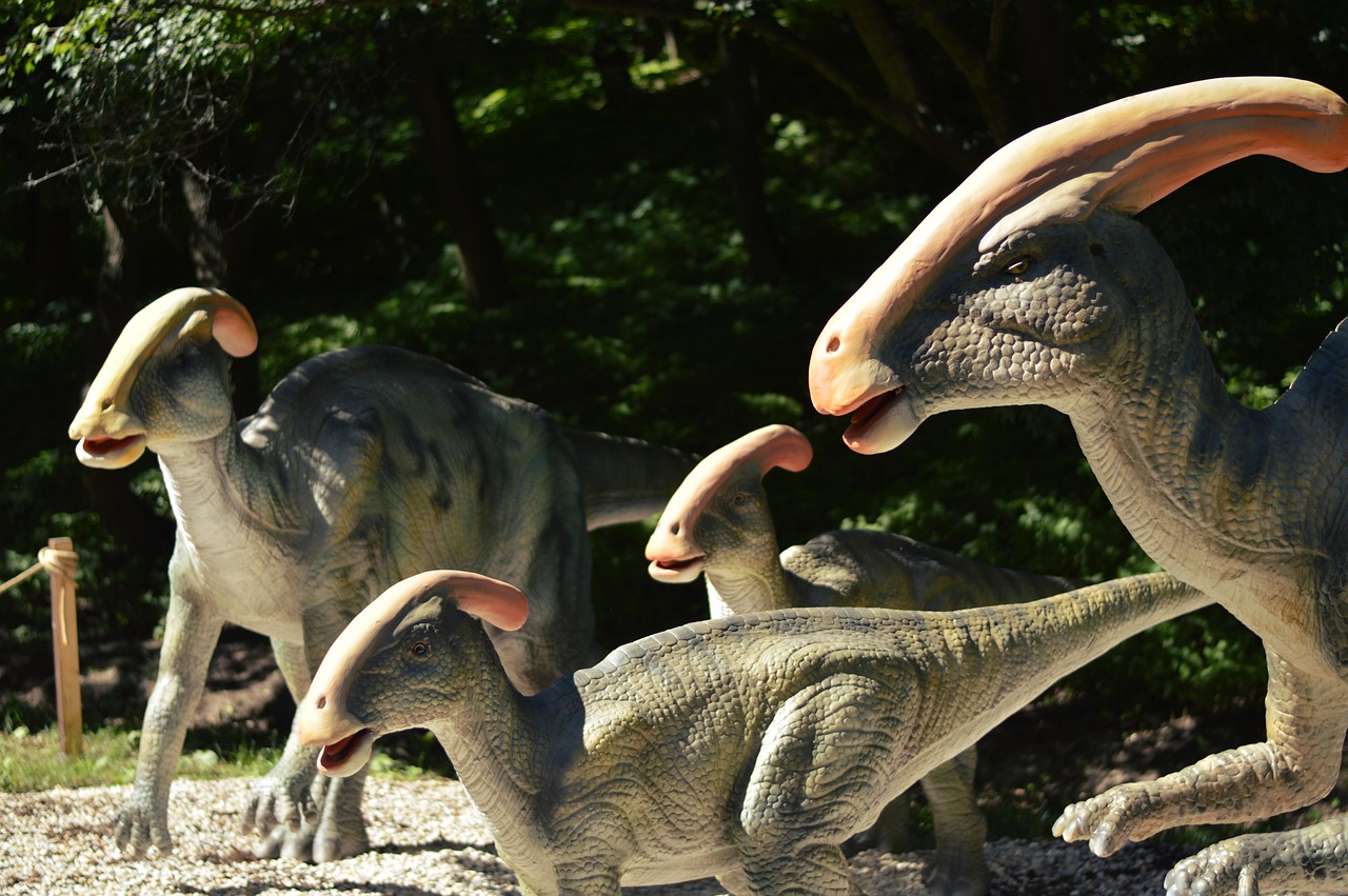 Rodina s dětmi objevuje dinosaury v dinoparku