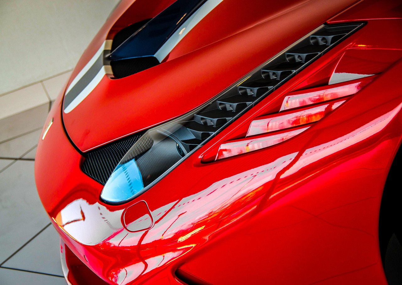 Červené Ferrari 12Cilindri zaparkované před moderní architekturou