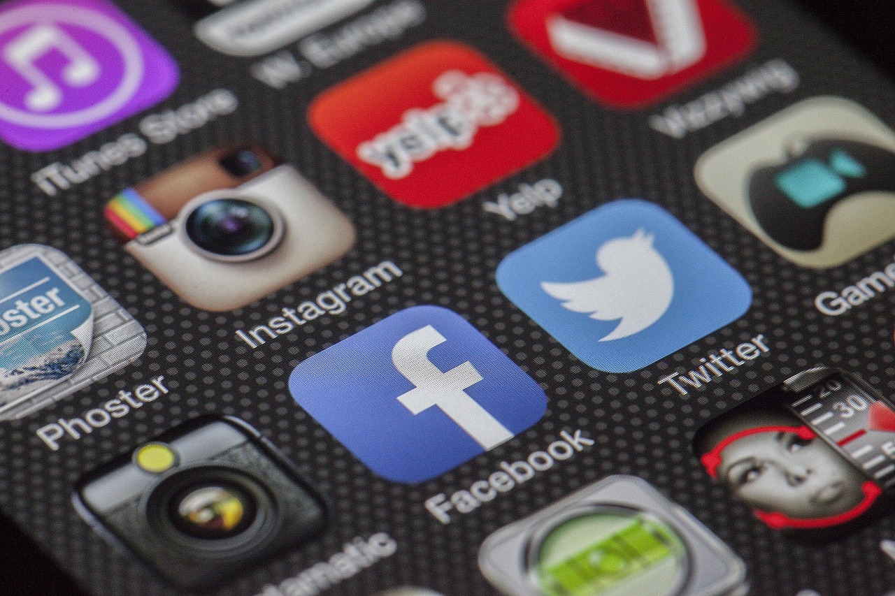 Žena rezervující zážitek na mobilní aplikaci GetYourGuide