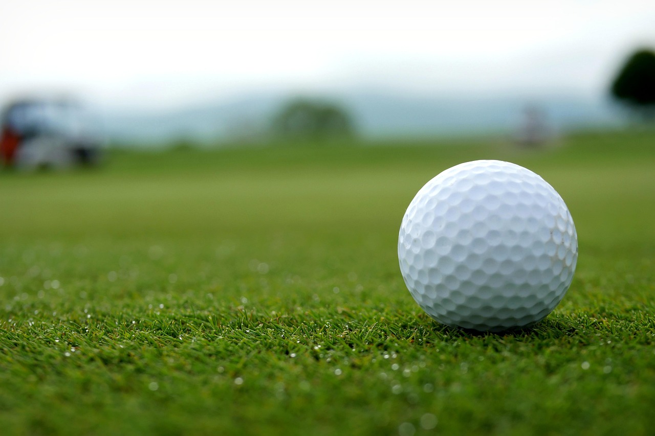 Hráč golfu odpaluje míček na golfovém simulátoru v Třinci.