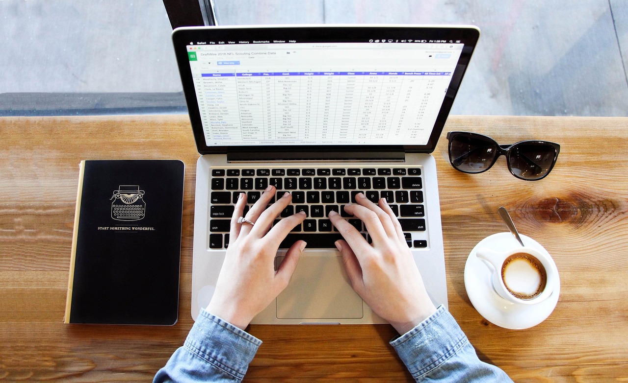 Detailní pohled na klávesnici MacBooku s výraznými modifikačními klávesami