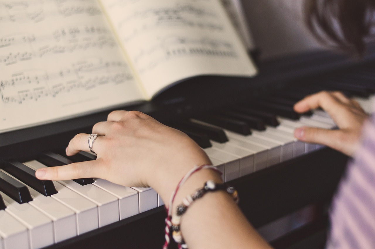 Muzikant prohlíží hudební nástroje v obchodě