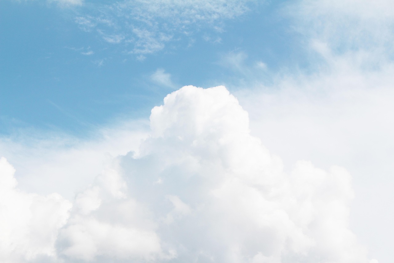 Rozdíl mezi globálními a lokálními meteorologickými modely, které ovlivňují přesnost předpovědí.