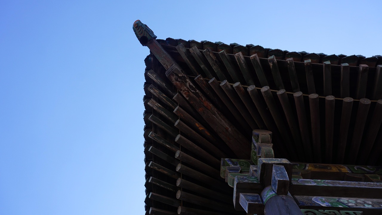 Okapový chodník z kačírku kolem domu chrání základy před vlhkostí.