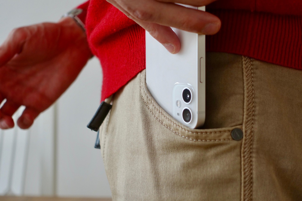 Uzamčený iPhone se zprávou o deaktivaci po opakovaných chybných pokusech.