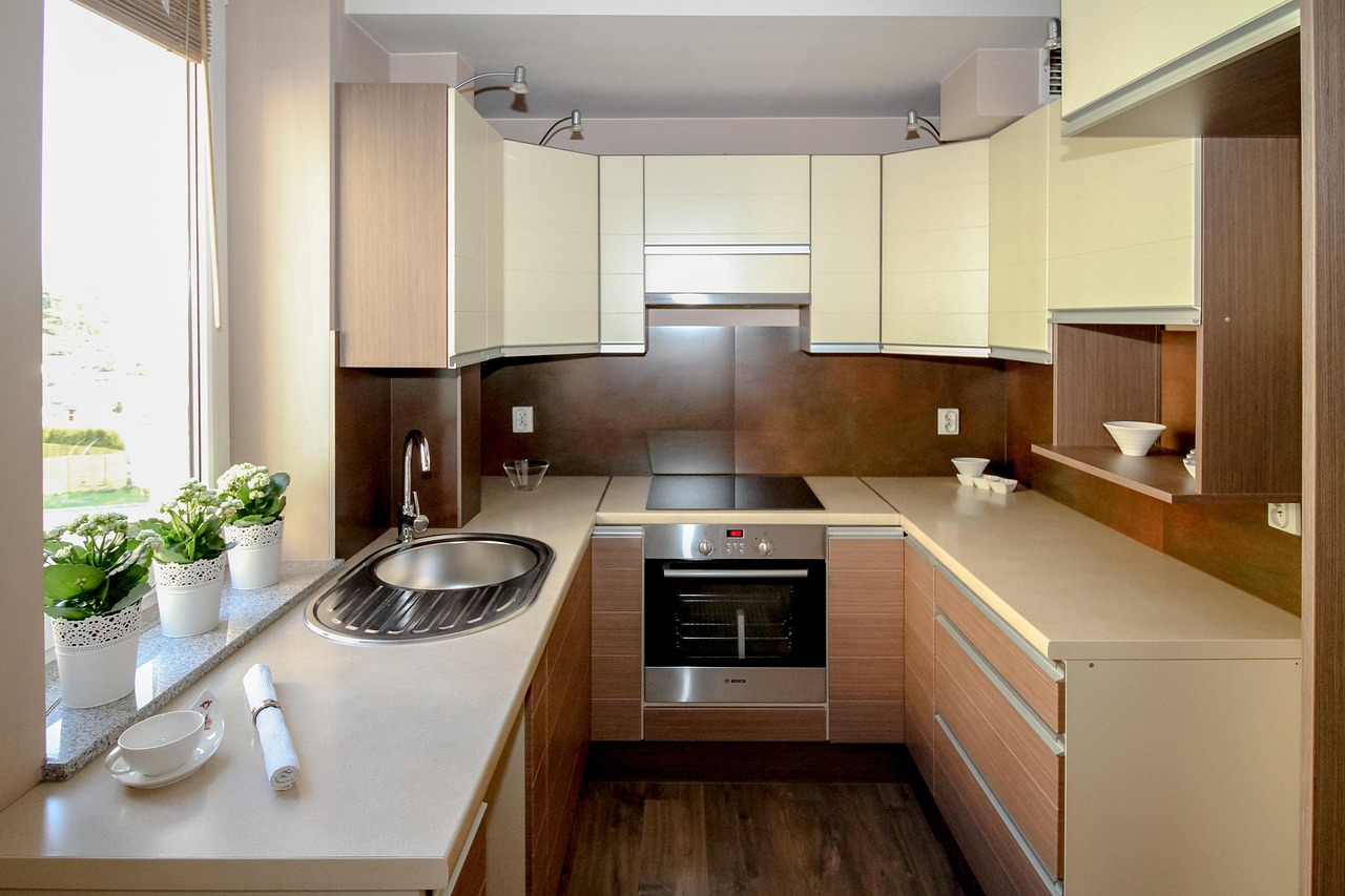 Moderní interiér apartmánu s plně vybavenou kuchyňkou a obývací zónou.