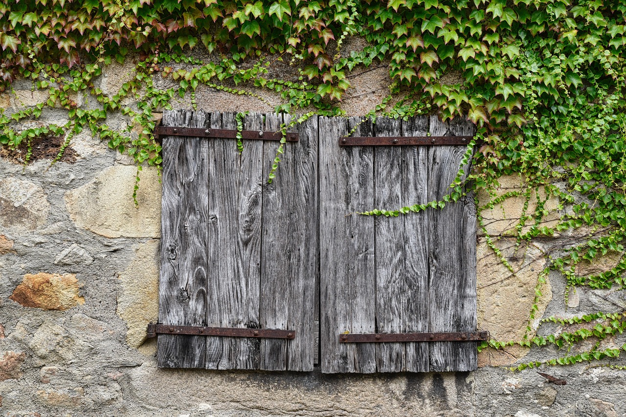 Světlý interiér moderní dřevostavby s minimalistickým designem