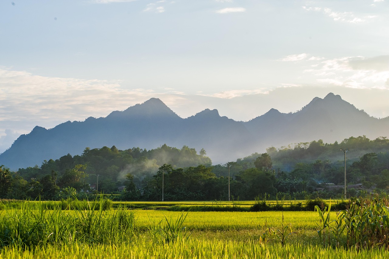 Obří vlajkový stožár s vlajkou Severní Koreje v Kijong-dongu.