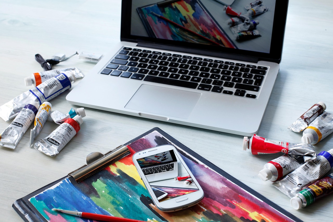 Obrazovka MacBooku s otevřenými více okny a aplikacemi, symbolizující efektivitu