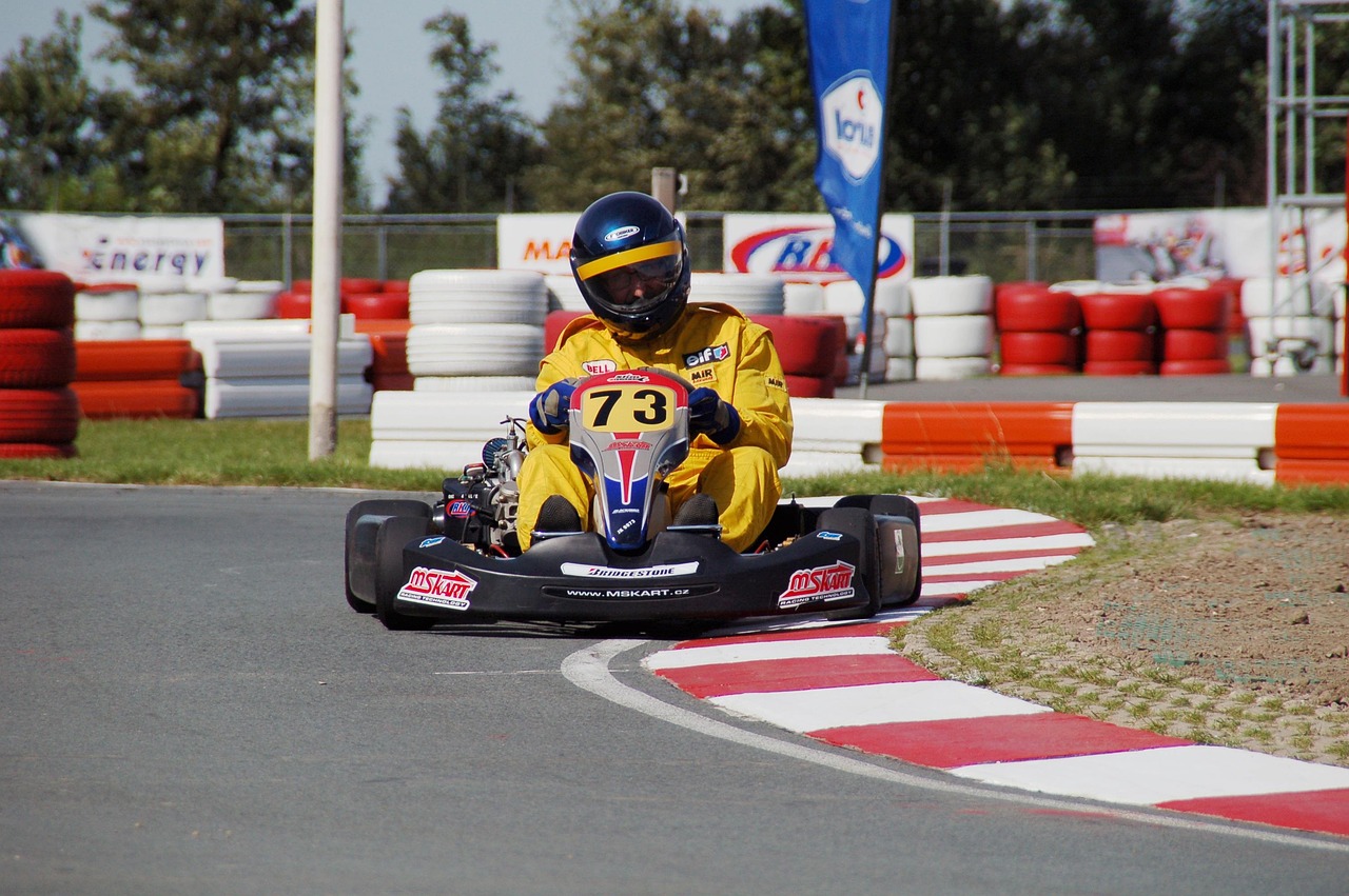 Děti na motokárách během tréninku v Karting Akademii