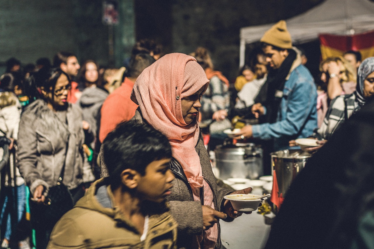 Lidé si užívají jídlo a pití na festivalu pod širým nebem
