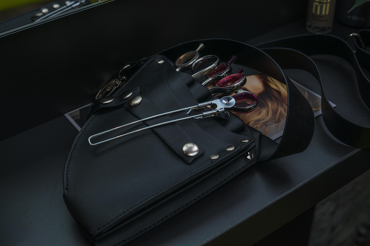 Ilustrace různých typů obráceného bob účesu přizpůsobeného různým tvarům ženského obličeje.