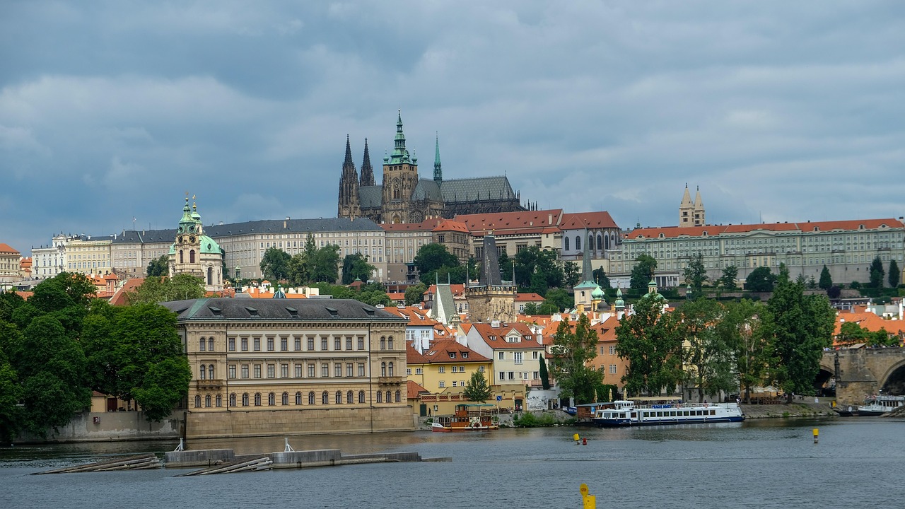 Majestátní průčelí Katedrály svatého Víta na Pražském hradě.