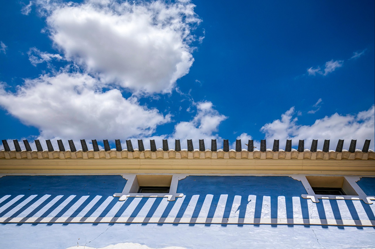 Turista si objednává kávu v rušné španělské kavárně.