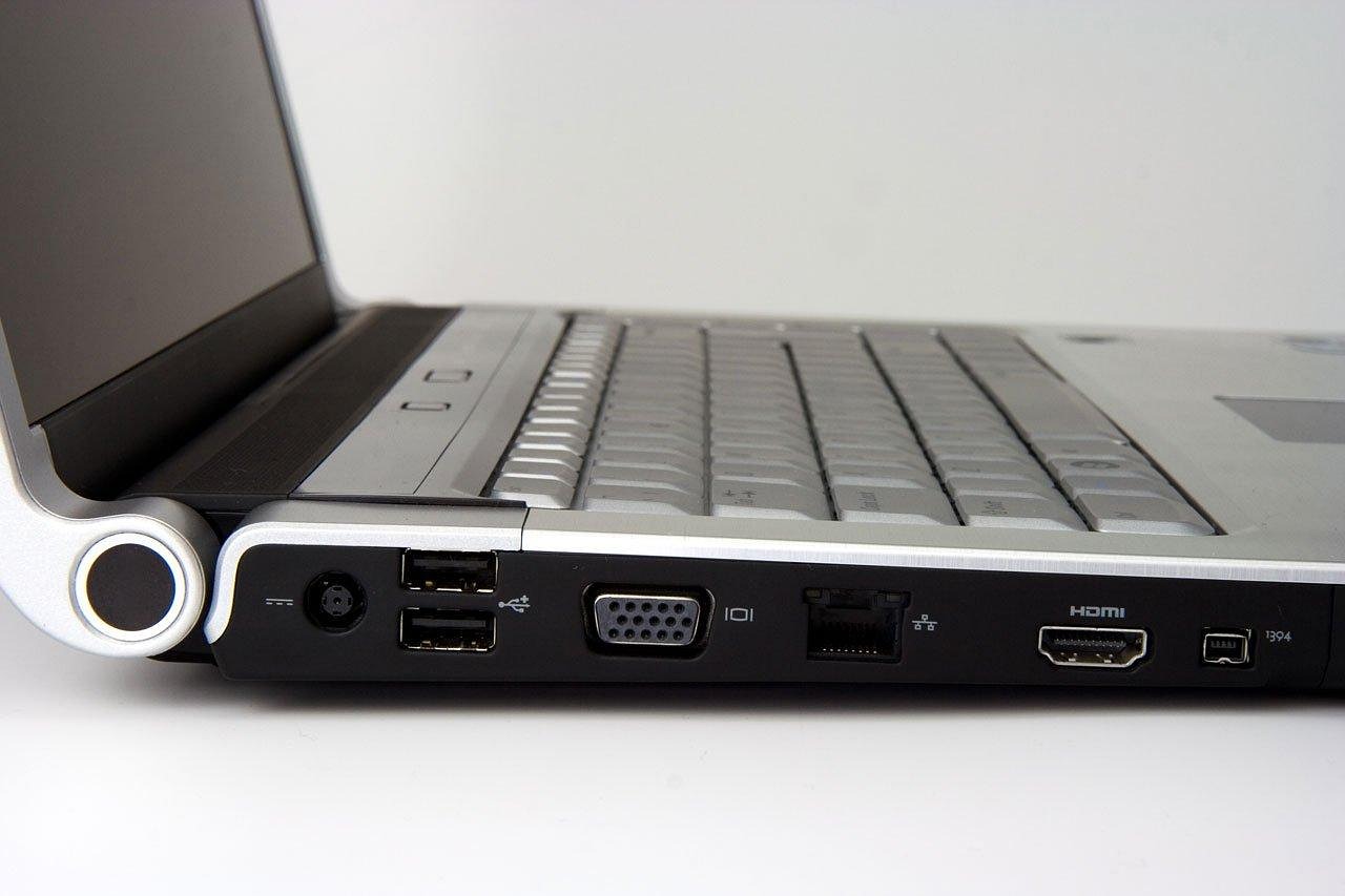 Dlouhý optický HDMI kabel vedle kratšího standardního kabelu