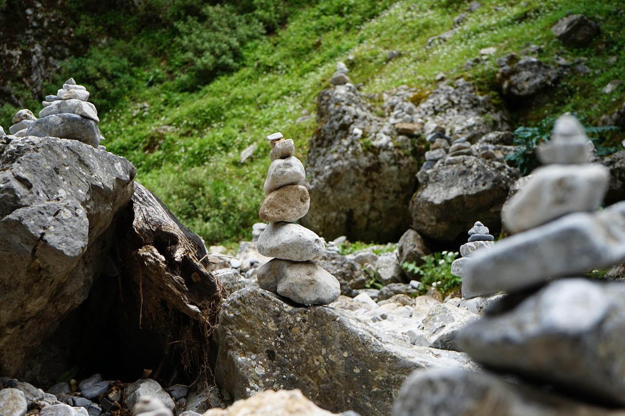 Staveniště Ytongu v zimě s čerstvě vyzděnými tvárnicemi, zakrytými proti mrazu