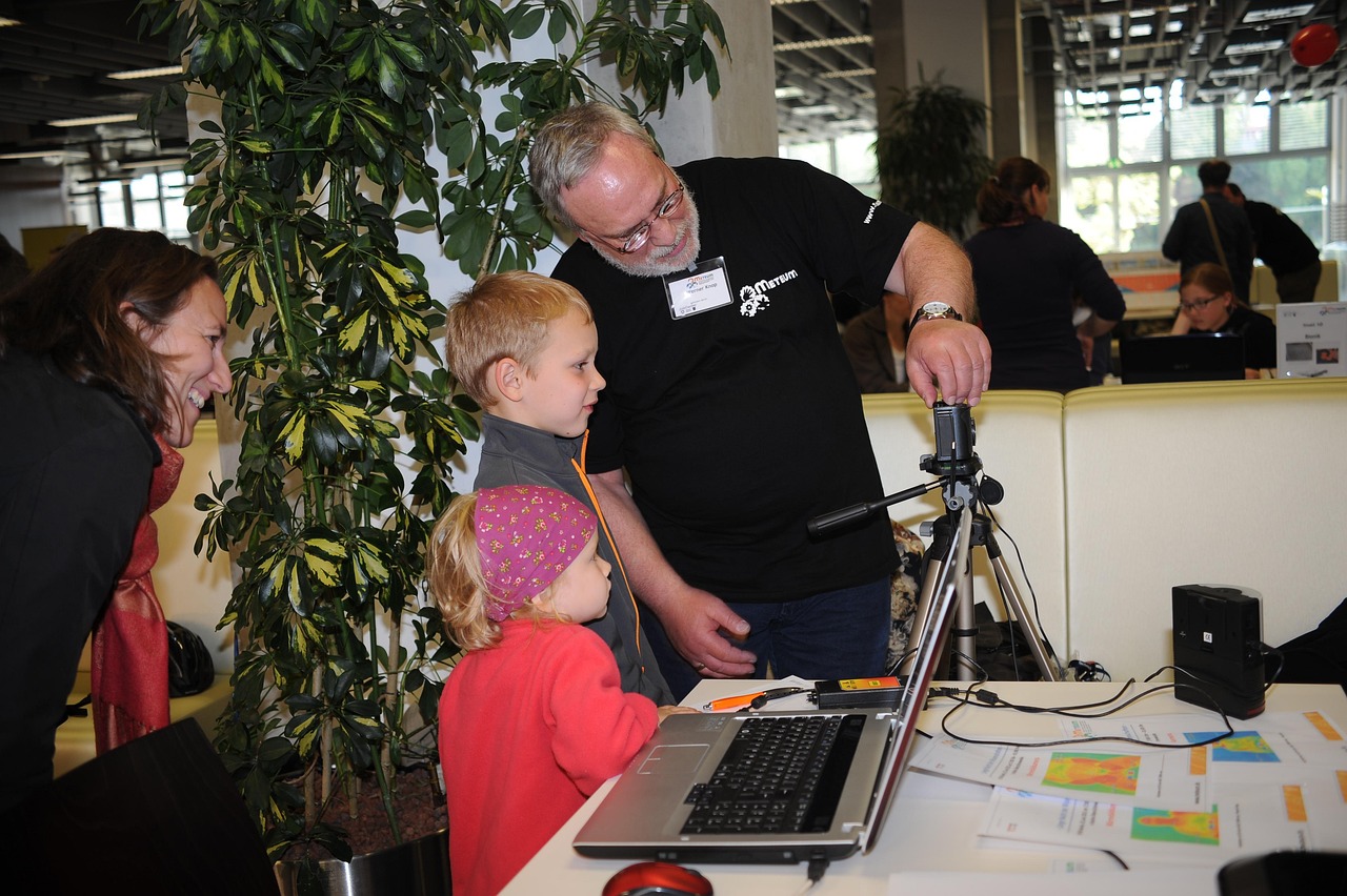 Rodina se společně učí různé jazyky a baví se u toho