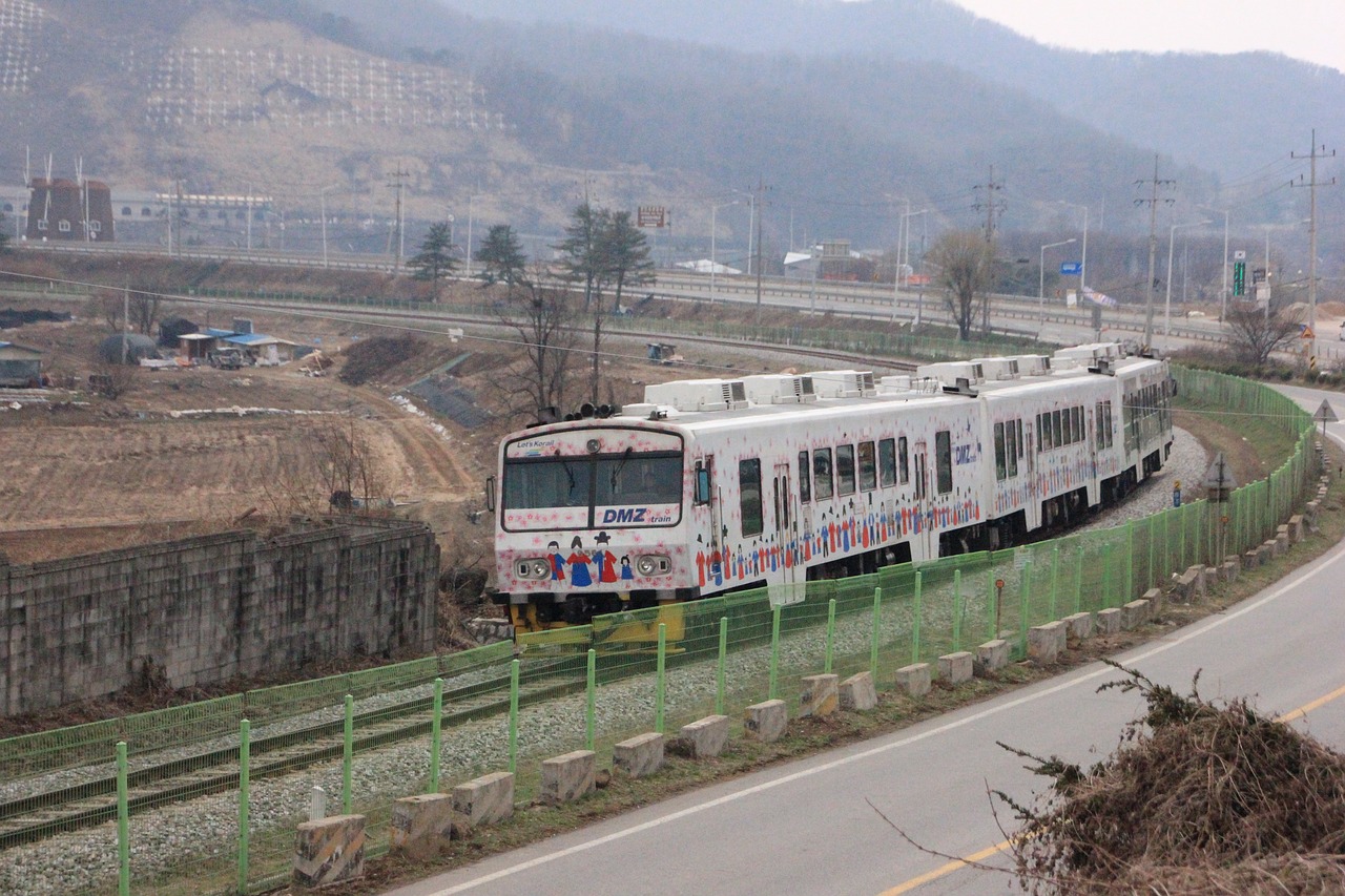 Pozorování demilitarizované zóny z vyhlídky, zdůrazňující napětí mezi oběma Korejemi.