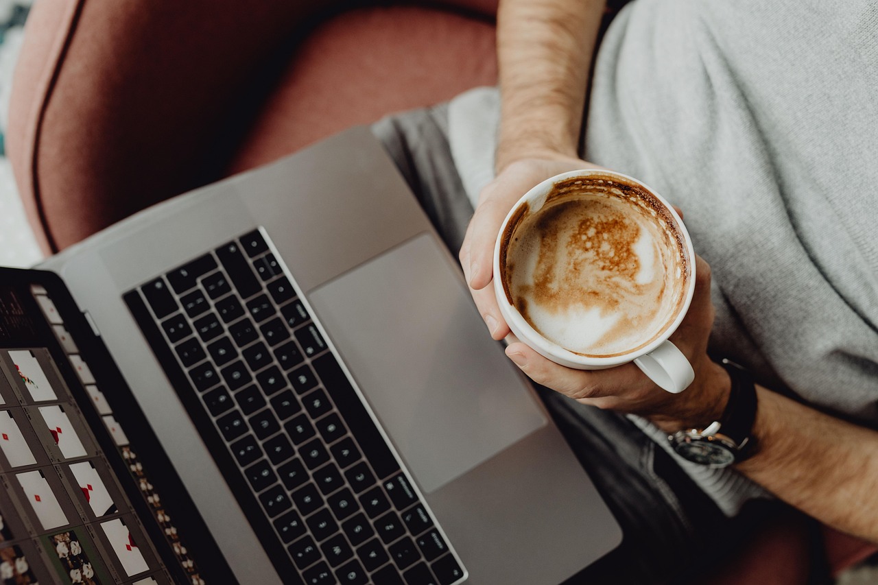 Pohled na ruce rychle pracující na klávesnici MacBooku