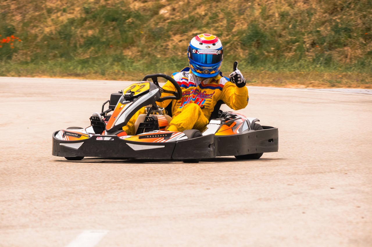 Bezpečnostní helmy a výbava připravená pro jezdce motokár