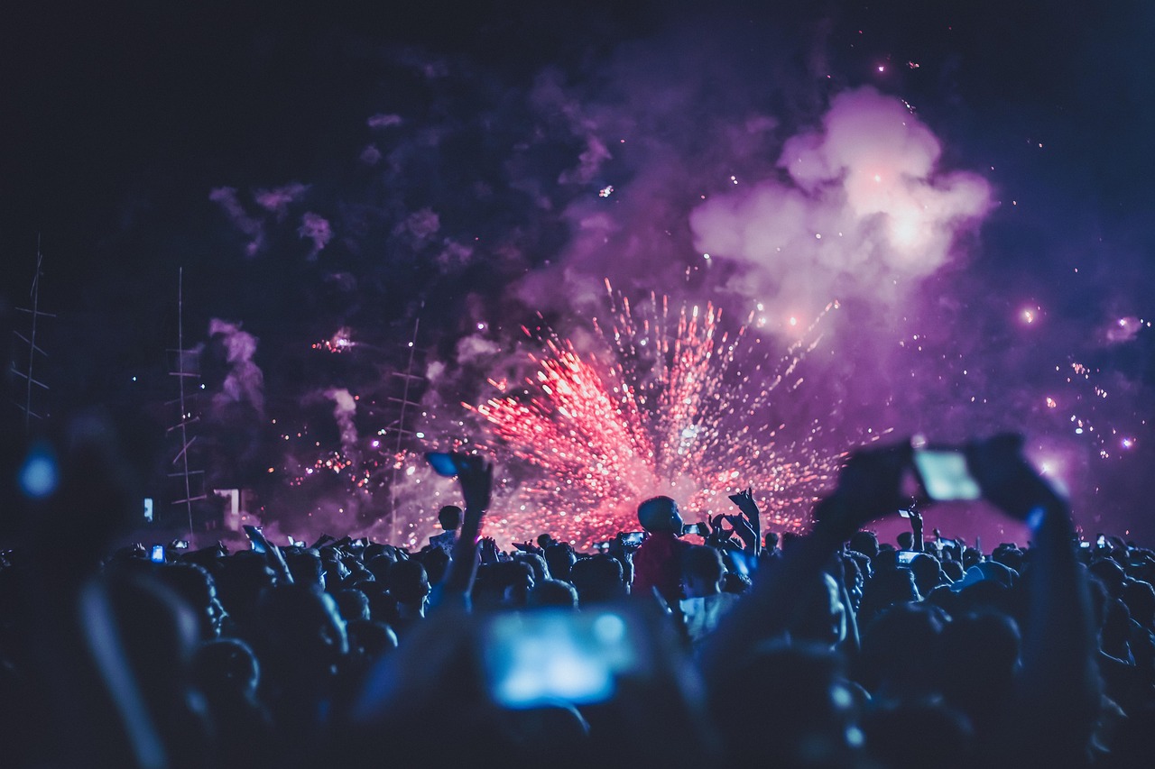 Umělecká instalace a lidé na kulturním festivalu