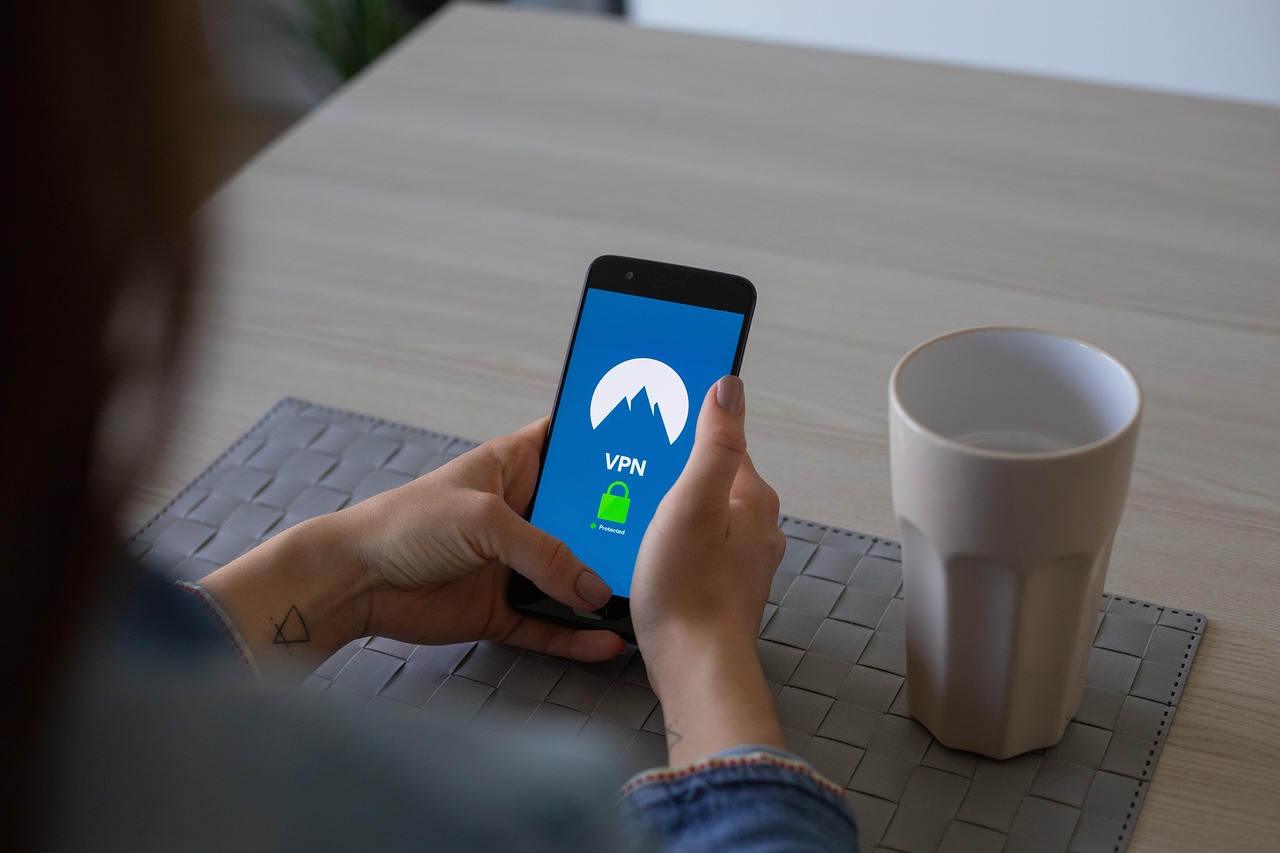 Osoba hledající slevové nabídky na VPN na notebooku