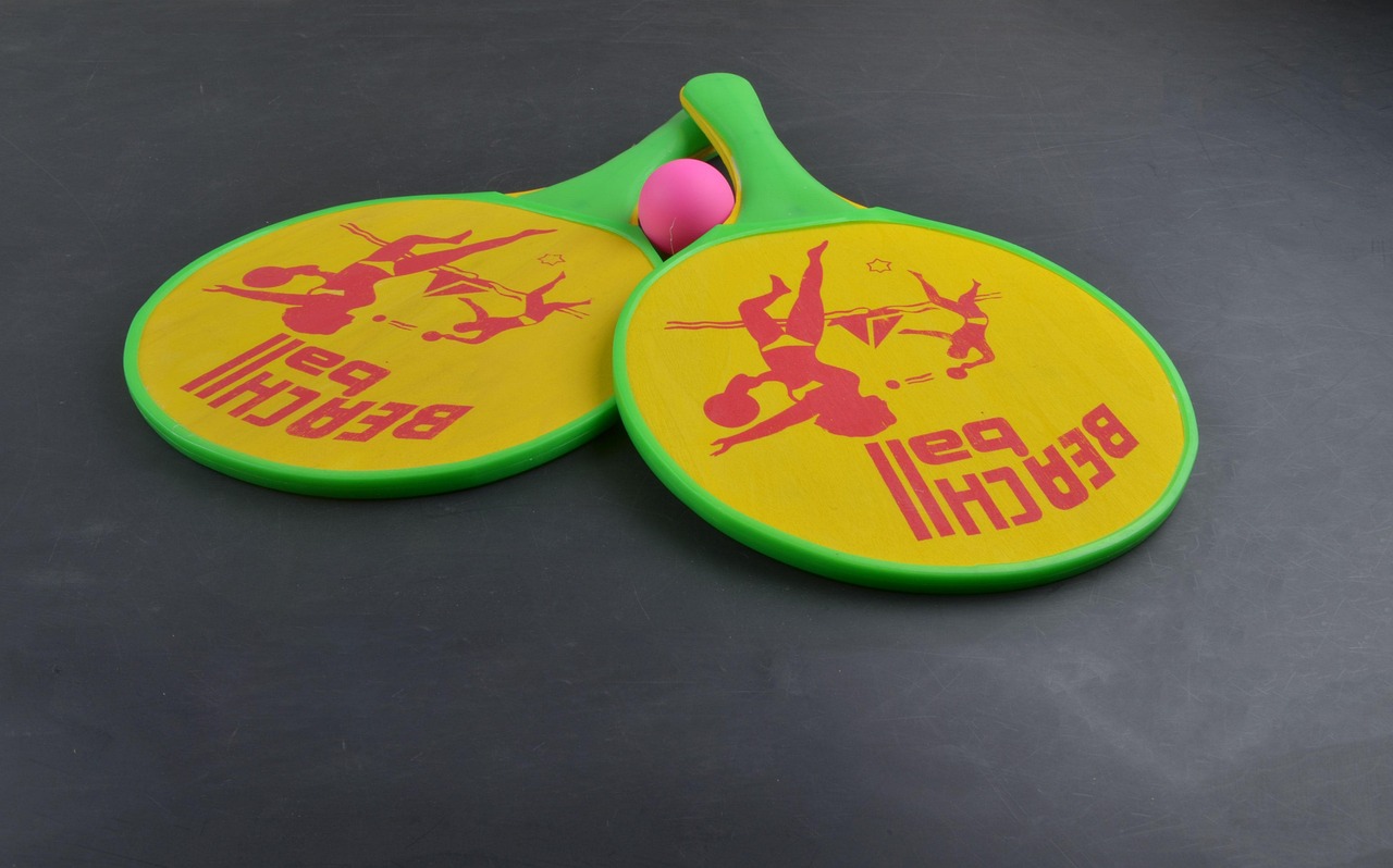 Skupina hráčů pickleballu po hře, baví se a smějí