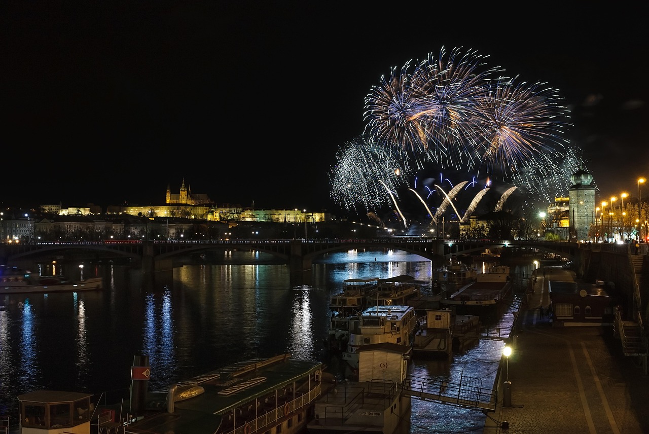Pohled na Pražský hrad z Malostranských střech s řekou Vltavou.
