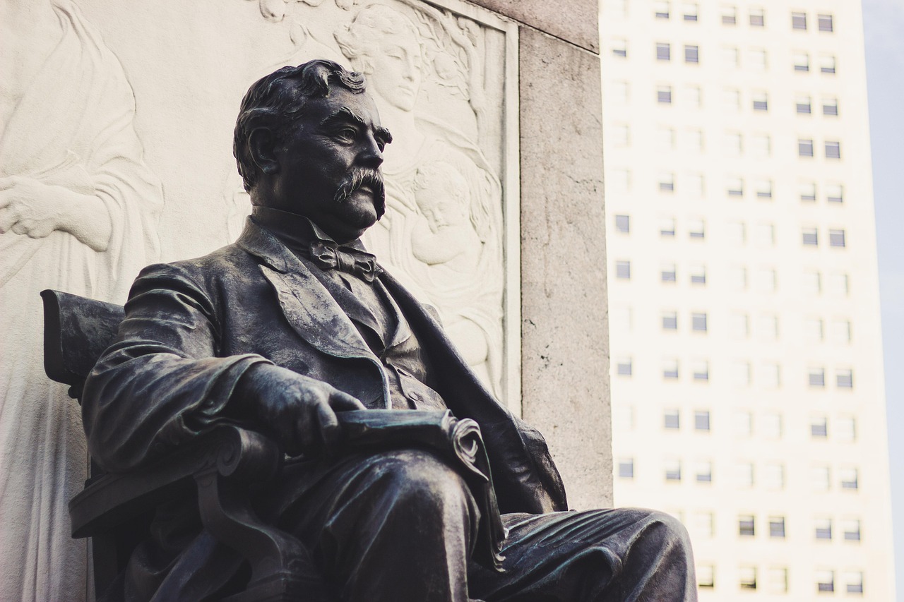 Ilustrace Williama Jamese Sidise v soudní síni, symbolizující jeho boj za soukromí a právní precedent, který vytvořil.