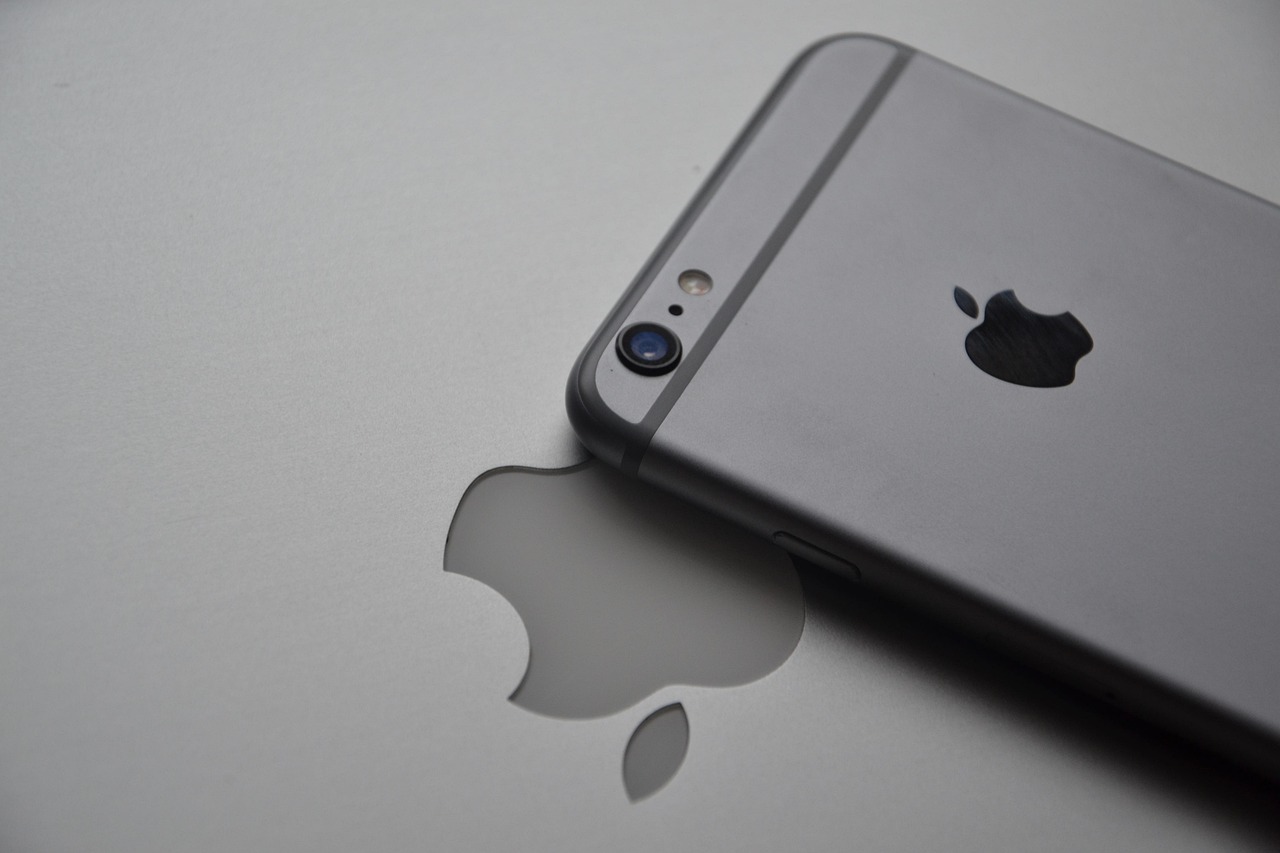 Technik v servisu opravuje iPhone, soustředí se na obrazovku.