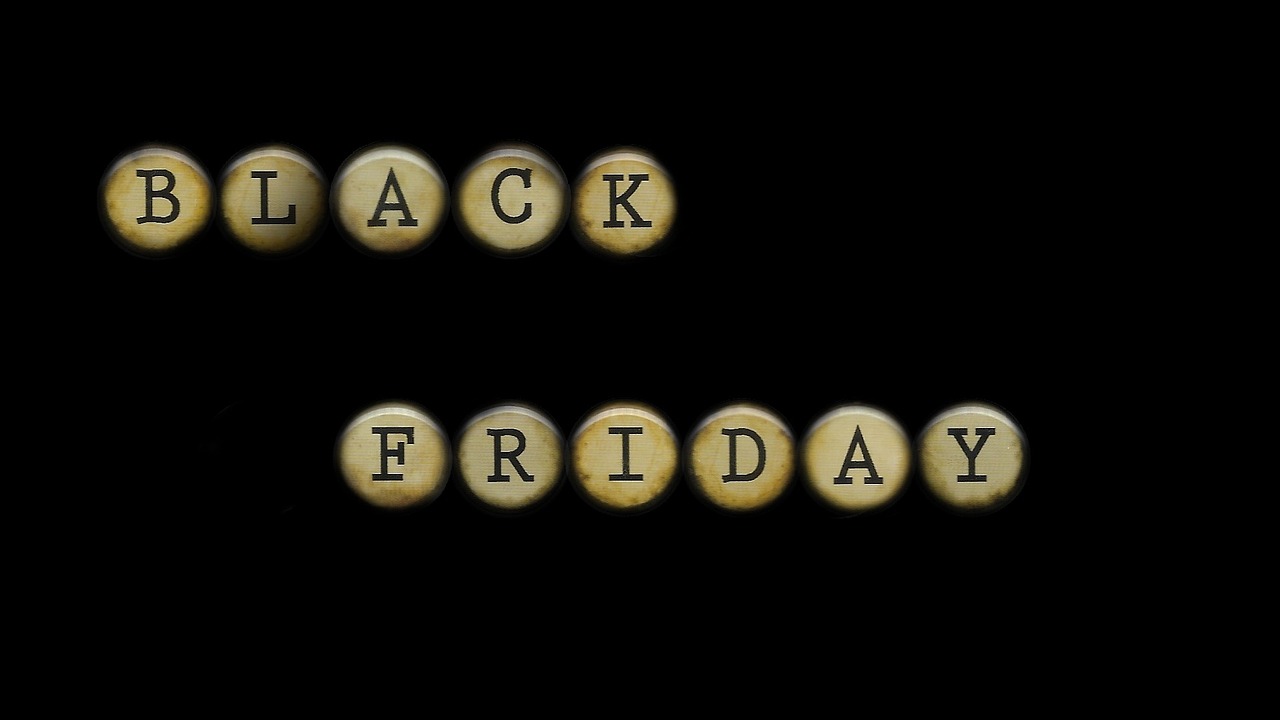 Nákupní vozík plný sportovního vybavení Decathlon se slevou na Black Friday