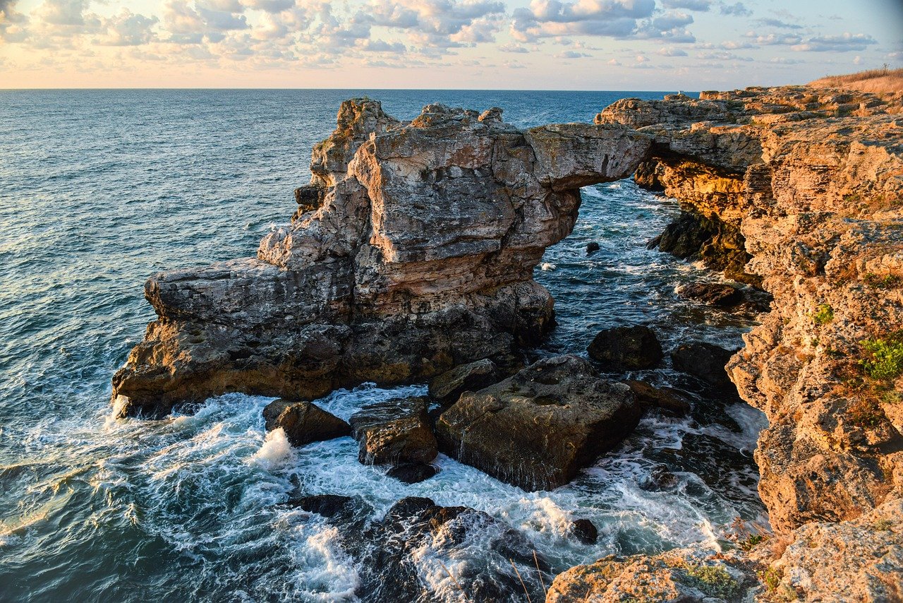 Rodina s dětmi hraje si na klidné písečné pláži v Bulharsku