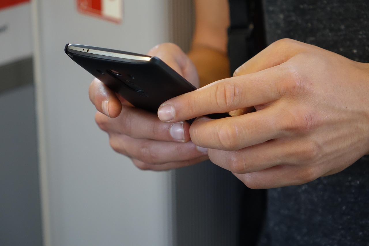 Uživatel maže zprávu jako administrátor v skupinovém chatu na telefonu