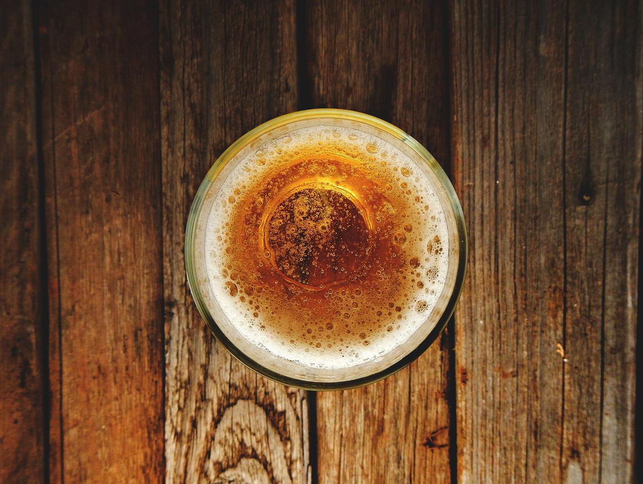 Koláž srovnávající dávné pivo (kalné, v hliněné nádobě) a moderní pivo (čiré, ve sklenici)