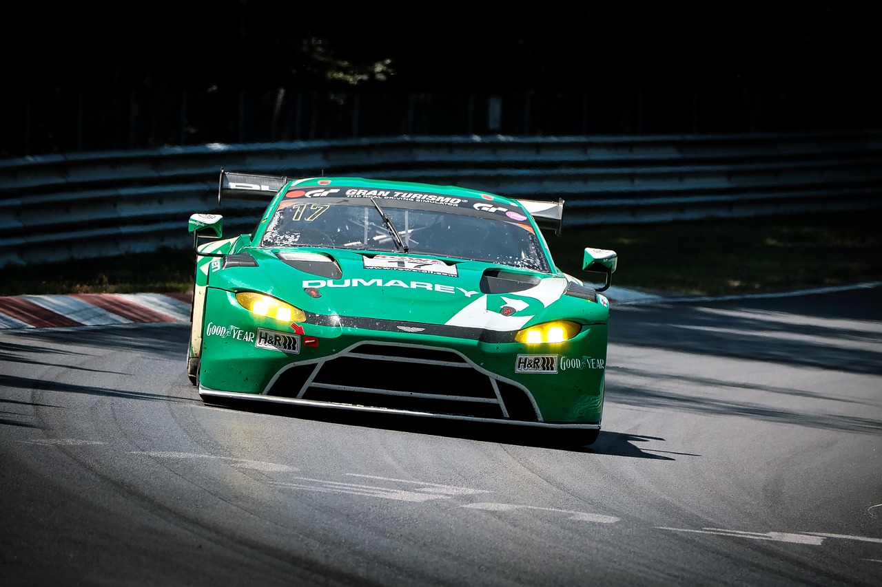 Auto na zasněžené horské cestě v Rakousku