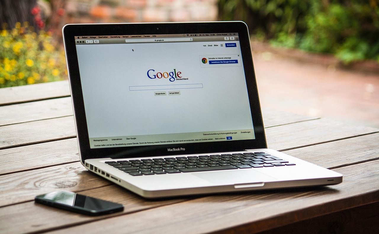 Loga Google Assistant a Siri, symbolizující konkurenční boj na poli hlasových asistentů.