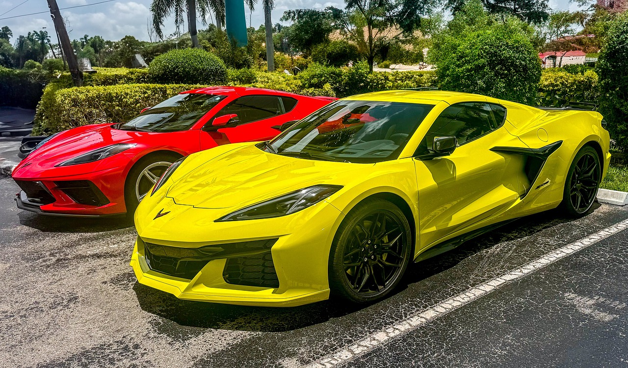 Mladý muž s lupou zkoumající text, s ikonami sociálních sítí v pozadí, symbolizující učení se novému jazyku.