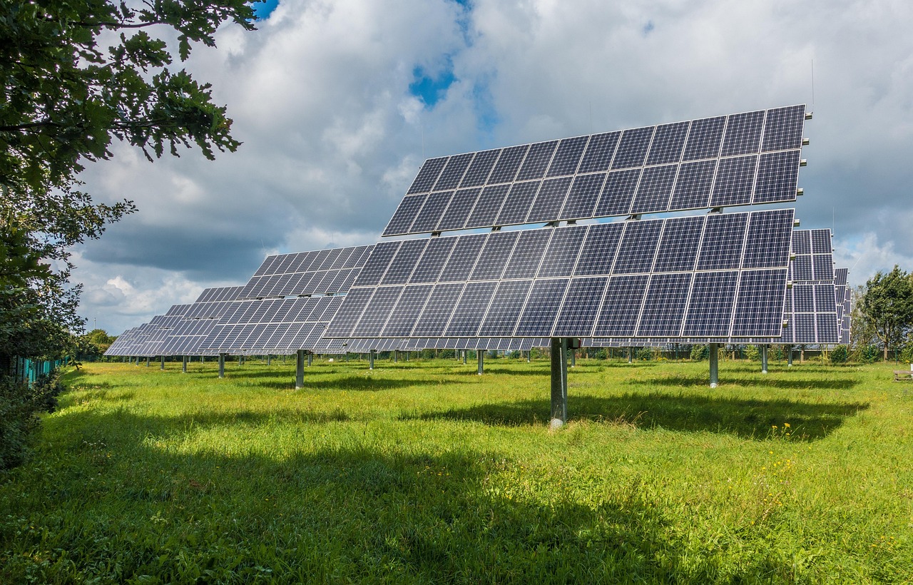 Trh s obnovitelnými zdroji energie, symbolizující důvěru a budoucnost.