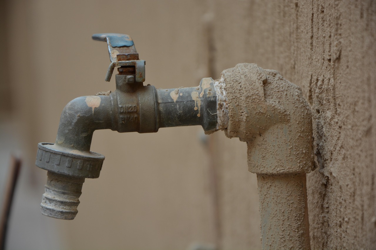 Zkušený instalatér opravující moderní potrubí